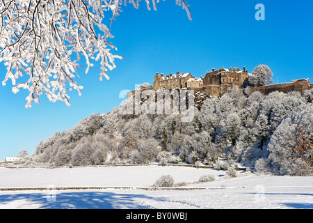 Stirling Castle im Winterschnee aus des Königs Knott, Stirling, Schottland, Großbritannien Stockfoto