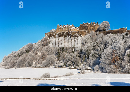 Stirling Castle im Winterschnee aus des Königs Knott, Stirling, Schottland, Großbritannien Stockfoto