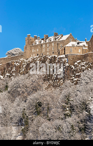 Stirling Castle im Winterschnee aus des Königs Knott, Stirling, Schottland, Großbritannien Stockfoto