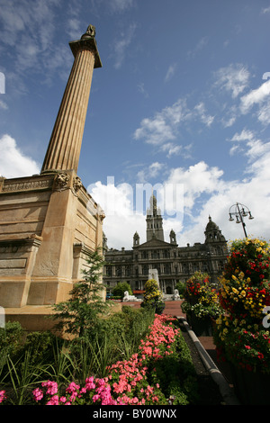 Stadt in Glasgow, Schottland. Niedrigen Winkel Ansicht der Sir Walter Scott Statue in Glasgows George Square. Stockfoto