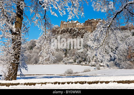 Stirling Castle im Winterschnee aus des Königs Knott, Stirling, Schottland, Großbritannien Stockfoto