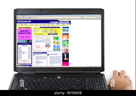 Durchsuchen der Ryanair-Website auf einem Laptop-Computer, UK Stockfoto