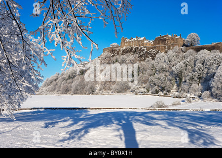 Stirling Castle im Winterschnee aus des Königs Knott, Stirling, Schottland, Großbritannien Stockfoto