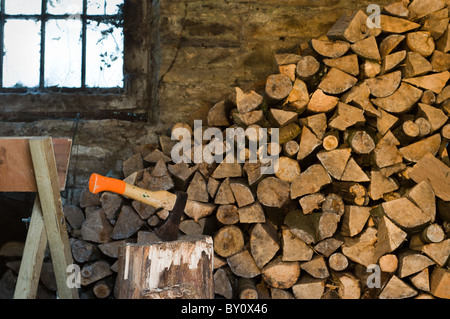 Stapel der Protokolle in einem Holzschuppen. Stockfoto