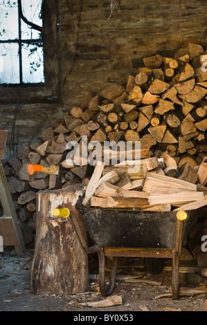 Stapel der Protokolle in einem Holzschuppen. Stockfoto