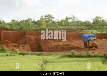 Laterit Bergbau in der Nähe von Devrukh, Konkan, Maharashtra, Indien. HORIZONTALES BILD. Stockfoto