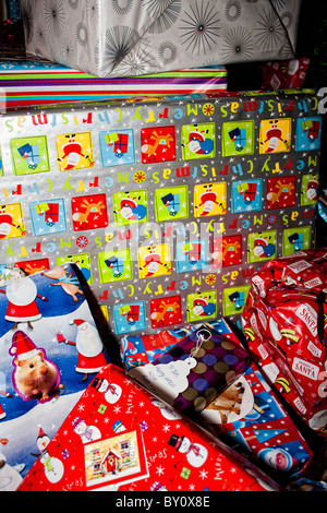 Eine große Auswahl an bunten einzeln verpackte Weihnachten Geschenke von Santa bereit, am Weihnachtstag zu öffnen. Stockfoto