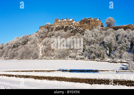 Stirling Castle im Winterschnee aus des Königs Knott, Stirling, Schottland, Großbritannien Stockfoto