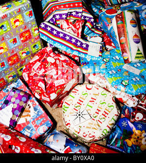 Eine große Auswahl an bunten einzeln verpackte Weihnachten Geschenke von Santa bereit, am Weihnachtstag zu öffnen. Stockfoto