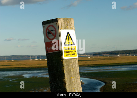 Keine Schwimm- und gefährliche Tiefenwasser Strömungen Warnzeichen neben den Solent bei Milford am Meer hinter dem Schindel, spucken Stockfoto