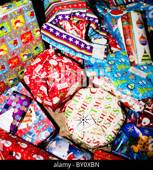 Eine große Auswahl an bunten einzeln verpackte Weihnachten Geschenke von Santa bereit, am Weihnachtstag zu öffnen. Stockfoto