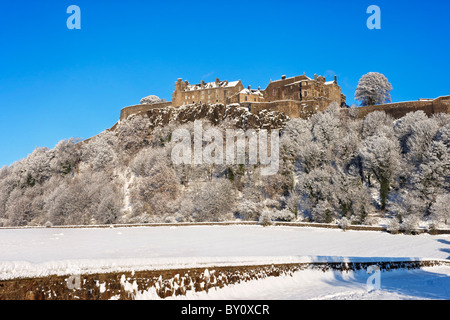 Stirling Castle im Winterschnee aus des Königs Knott, Stirling, Schottland, Großbritannien Stockfoto