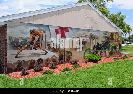 Dieses Wandbild ist eine der vielen hervorragenden Wandmalereien an den Wänden der Gebäude in South West Florida Stadt Lake Placid. Stockfoto