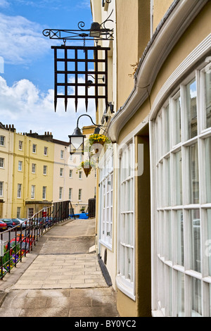 Melden Sie sich über das Fallgitter Pub in Clifton Village Bristol Stockfoto