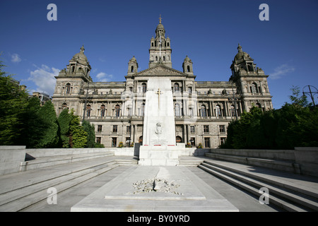 Stadt in Glasgow, Schottland. George Square Kenotaph mit City Chambers im Hintergrund. Stockfoto