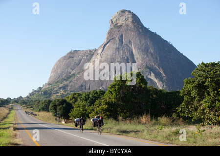 MUECATE Wald, in der Nähe von NAMPULA, Mosambik, Mai 2010: Bringing Holzkohle Nampula mit dem Fahrrad.  Meschotschek Holzkohle verkauft für 100 Mt Stockfoto