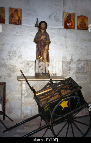 Barbentine Provence Frankreich Interieur der alten Kirche auf dem Pilgerweg Camino De Santiago Statue Saint Roch Stockfoto