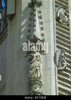 Bath Abbey, St Philip Statue an der Westfront restauriert von Laurence Tindall. Stockfoto