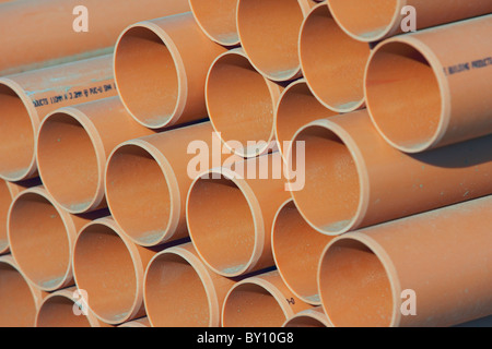 Stapel von Rohren auf einem Bauhof Händler. Stockfoto
