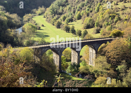 Grabstein-Viadukt über den Fluss Wye in Monsal Dale in Derbyshire Peak District von der Midland Railway gebaut Stockfoto