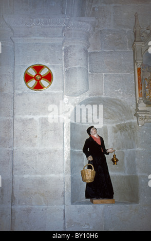 Barbentine Provence Frankreich Interieur der alten Kirche am Pilgerweg Camino De Santiago Statue des Heiligen Stockfoto