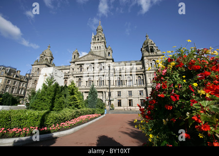 Stadt in Glasgow, Schottland. Malerische Sommer Blick auf George Square mit dem Kenotaph City Chambers im Hintergrund. Stockfoto