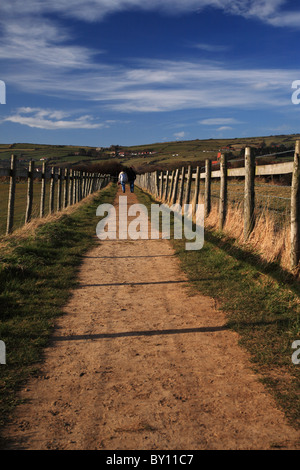 Wanderer auf der North Yorkshire Coastal Path, UK Stockfoto