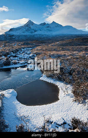 Winter-Blick auf Schnee bedeckt schwarz Cullins, Isle Of Skye, Schottland Stockfoto