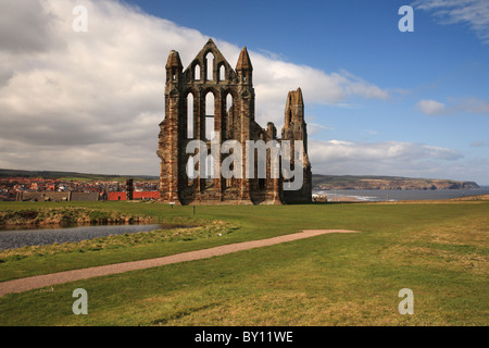 Whitby Abtei Blick über die Bucht, North Yorkshire Stockfoto