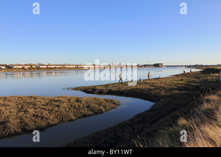 Fischer auf dem Fluss Adur, Shoreham-by-Sea, West Sussex, England UK. Stockfoto