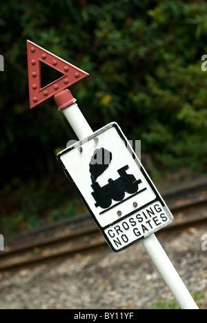 Eisenbahn Kreuzung Warnschild Beratung gibt es keine Tore zum Schutz der Fußgänger überqueren mit Sorgfalt Stockfoto