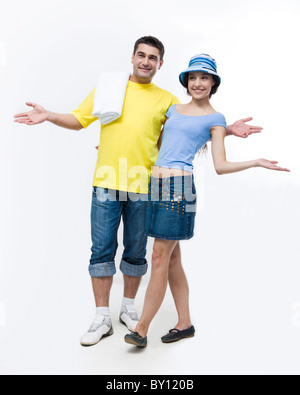 Porträt des glücklichen Paares tragen Sommerkleidung bereit, sich zu erholen Stockfoto