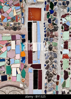 Watts towers Detail von zerbrochenem Glas und Keramik in den Bau verwendet. Stockfoto