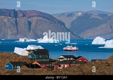 Kreuzfahrtschiff zwischen Eisbergen im Uummannaq-Fjord Nord-Grönland, Grönland Stockfoto