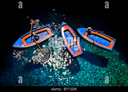 Boot-Männer in "Höhle-See" von Melissani auf Kefalonia Island, Griechenland Stockfoto