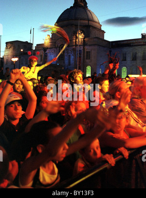 Eine Menschenmenge beobachten eine der Bands, die in einem kostenlosen Open-Air-Konzert, Teil des großen Wochenendes, Cardiff. Stockfoto