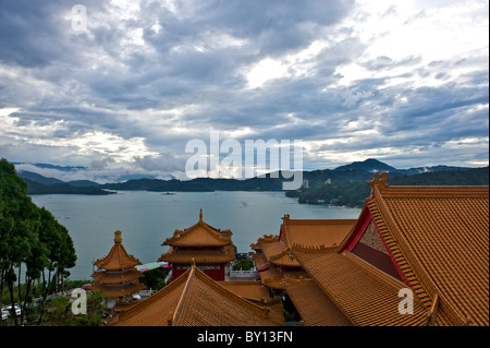 Ein Blick auf Sonne-Mond-See und 北方文物-Tempel in Sun Moon Lake, Taiwan. Stockfoto