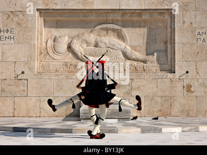 Ändern der Präsidentengarde ("Evzones" oder "Evzzoni") vor dem Denkmal des "Unbekannten Soldaten", Athen, Griechenland. Stockfoto