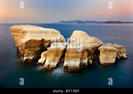Insel Milos, vulkanischen Felsen in Sarakiniko Strand (Verschlusszeit). Kykladen, Ägäis, Griechenland. Stockfoto