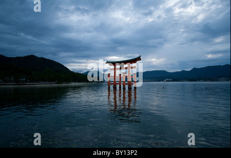 Itsukushima-Schrein in der Nacht Stockfoto