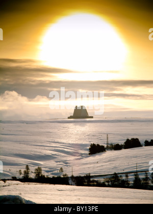 RAF Flylingdales Frühwarnung Station im Schnee, North Yorkshire mit untergehenden Sonne wenig wie eine nukleare explosion Stockfoto