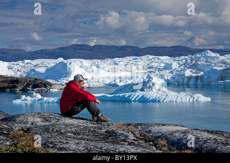 Touristen auf der Suche bei Kangia Icefjord, Disko-Bucht, UNESCO-Weltkulturerbe, West-Grönland, Grönland Stockfoto