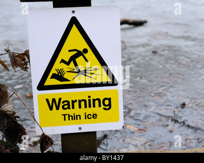 Warnzeichen, die Warnung dünnem Eis sagt. Stockfoto