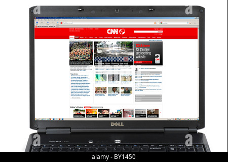 Surfen im CNN International News-Website auf einem Laptop-Computer, UK Stockfoto