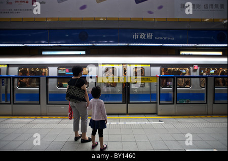 Eine Mutter und Tochter warten auf die u-Bahn in Taipeh, Taiwan. Stockfoto