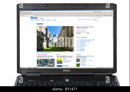 Durchsuchen die Foto-sharing-Site Flickr auf einem Laptop-Computer, UK Stockfoto