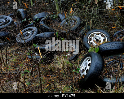 Pkw-Reifen entsorgt illegal auf dem Lande. Stockfoto