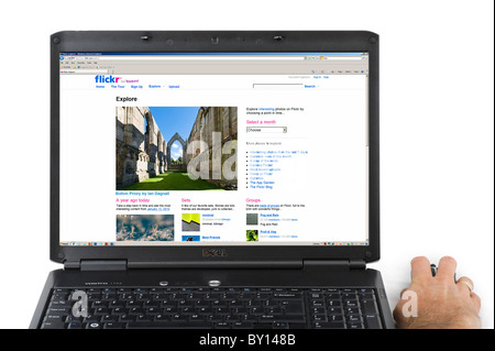 Durchsuchen die Foto-sharing-Site Flickr auf einem Laptop-Computer, UK Stockfoto