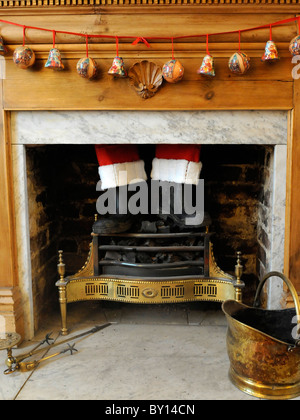 Der Weihnachtsmann kommt durch den Schornstein Stockfoto