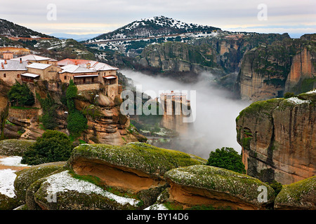 Meteora Klöster im Nebel. Varlaam Kloster (links) und Roussanou Kloster (Mitte) sind 2 der 6 noch aktive Klöster Stockfoto